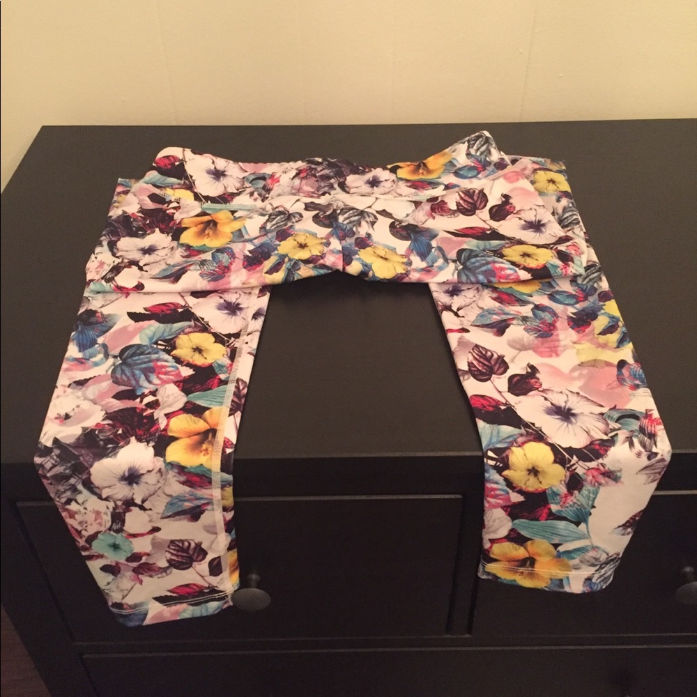 Kira Grace floral leggings size medium